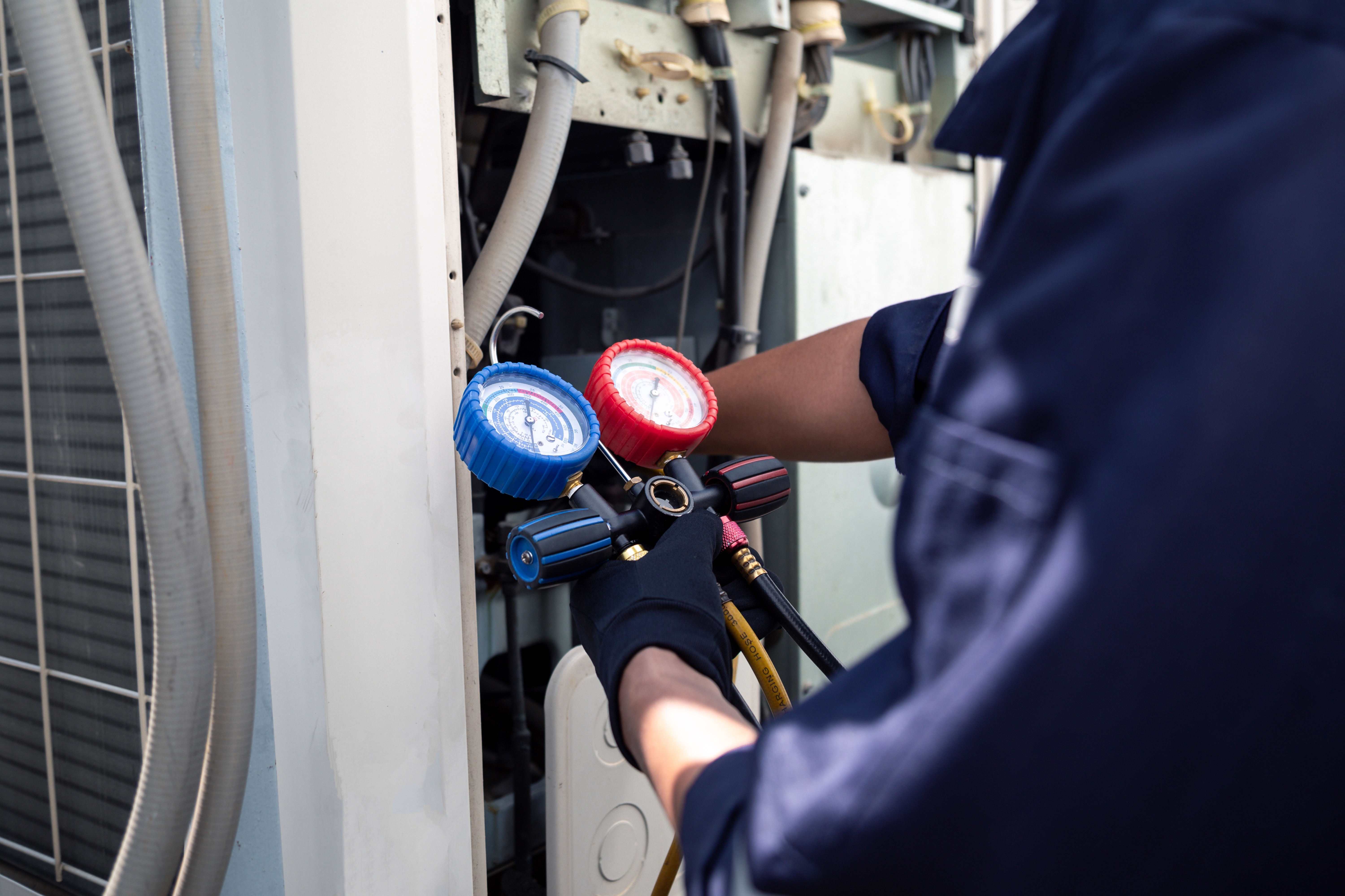 Air,Conditioning,,Hvac,Service,Technician,Using,Gauges,To,Check,Refrigerant